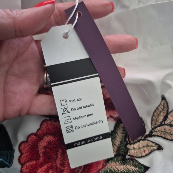 Chic White Off The Shoulder Blouse with Floral Embroidery - Picture 4 of 7